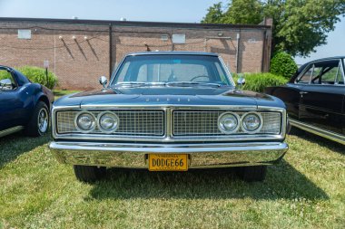 1966 Dodge Coronet. Izgaranın ve farların 440 yakın çekimi..