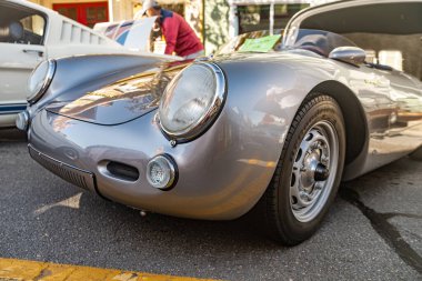 Leesburg Virginia Otomobil Fuarı 'nda gümüş 1955 model Porsche 550 Spyder..