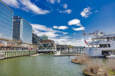 Washington 'daki Wharf District' teki modern binalar ve yatlar..