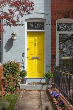 Washington, DC şehir merkezindeki evler. Sarı kapı, tuğla ev verandası..