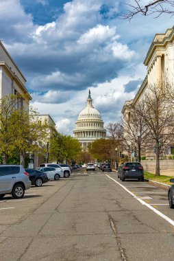 Washington 'daki Capitol' e çıkan binalar arasında kaldırım kenarı olan cadde..
