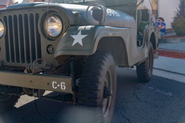 1950 'lerden kalma bir Willys Jeep M38A1 askeri SUV' ye yakın çekim..