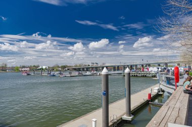 Washington 'daki Wharf District boyunca turistlerin dolaştığı liman kenti..