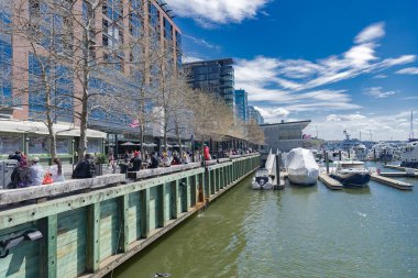 Washington 'daki Wharf District boyunca turistlerin dolaştığı liman kenti..
