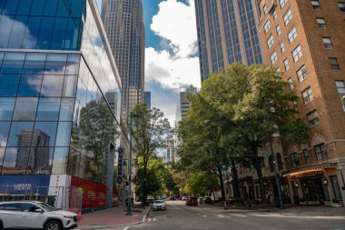 Greensboro, ABD 'deki gölgeli sokaklar ve yüksek binalar.