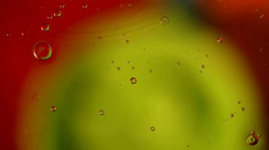 Soyut sıvı arkaplan. Yağ damlacıklarının dairesel hareketi.