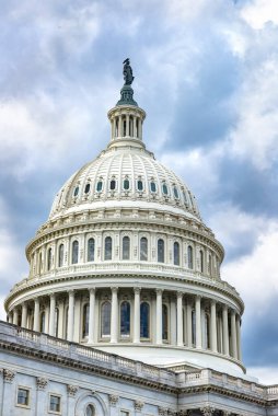 Başkent Washington 'da. Kubbe dramatik bir gökyüzüne karşı.