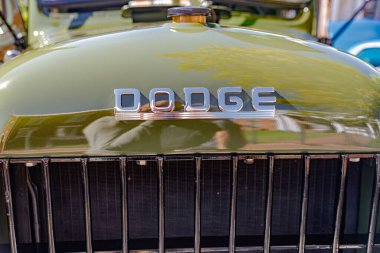 Dodge Power Wagon 50 'ler. Koleksiyonluk retro araba. Arabanın kaputunda logo var.
