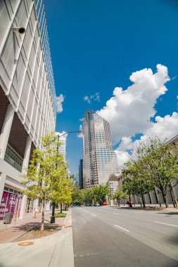 Greensboro, ABD 'de geniş yollar ve yüksek binalar. Güneşli gün, mavi gökyüzü.