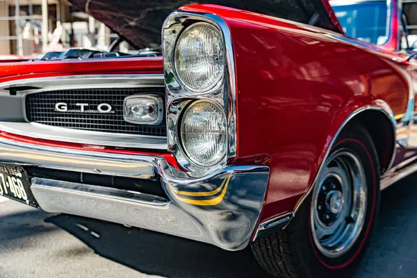 1966 model Amerikan yapımı eski model Pontiac GTO. Farlara ve ızgaralara yakın çekim.