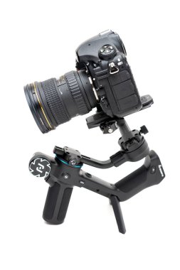 Hortum 2 motorlu dengeleyici Nikon D850 kamera beyaz arkaplanda.