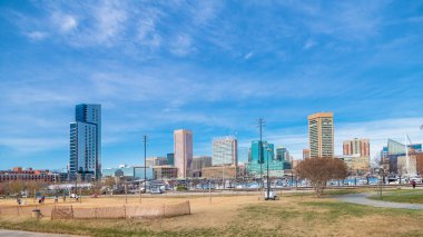 Baltimore gökdelenleri ve şehir manzaralı gökyüzü.
