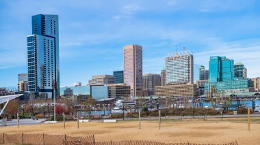 Baltimore, Maryland şehir merkezinde mavi gökyüzü.