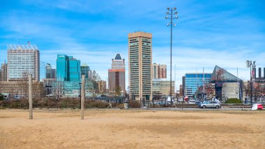 Baltimore, Maryland şehir merkezindeki mavi gökyüzü.