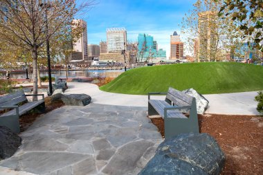 Baltimore 'un iç liman bölgesindeki rıhtımda yürüyüş yolları. Peyzaj tasarımı, banklar ve oturma alanları.