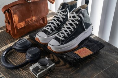 Seyahat çantası. Converse spor ayakkabıları, Levi 'nin pantolonu, kulaklıkları ve bir çanta..