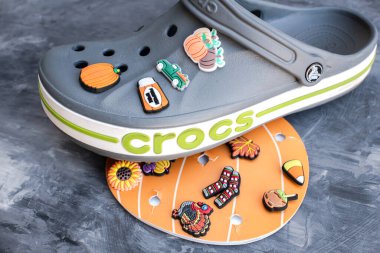 Crocs - Jibbitz ayakkabı süslemesi. Kendini ifade etmek için yaratıcılık simgeleri.