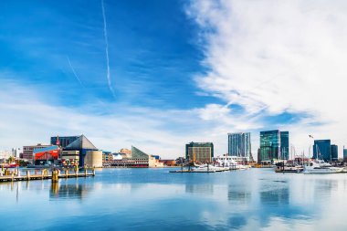 Chesapeake Körfezi kıyı şeridi Baltimore mimarisi ile arka planda Inner Harbor, Maryland.