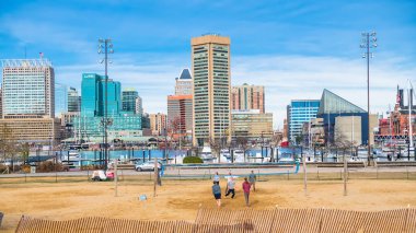 Baltimore gökdelenleri mavi gökdelenlerin altında.