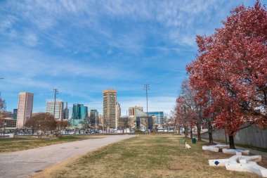 İş merkezleri ve şehir manzaralı Baltimore şehri silüeti.