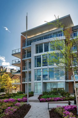 Annapolis, Maryland 'deki modern deniz manzaralı apartmanlar.