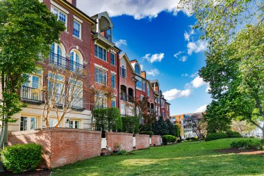 Yeşil çimenli, modern tuğlalı bir ev. Annapolis rıhtım yerleşim alanı geliştirme.