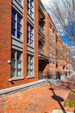 Kırmızı tuğlalı bina boyunca kırmızı tuğlalı kaldırım.