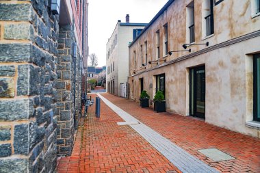 Tuğla evler arasında dar tuğlalı cadde.