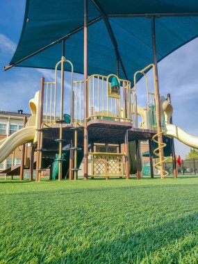 Yapay çimenlikli renkli, güvenli çocuk parkı