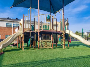 Slaytlı çocuk parkı ve yapay çimenli leanalar.