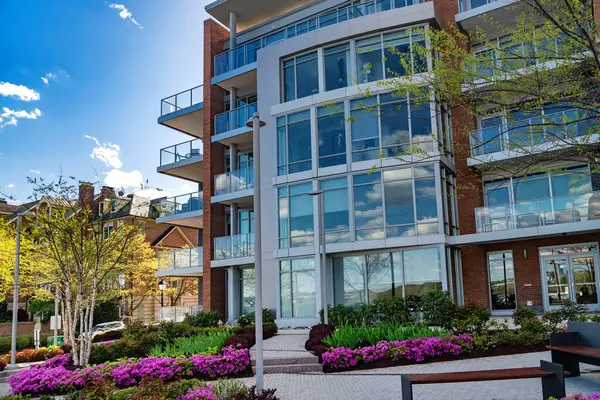 Annapolis, Maryland 'de geniş pencereli ve balkonlu modern rıhtım evleri.