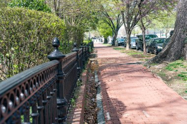 Zarif siyah metal çitler. Bulanık arkaplan, mimari yapı