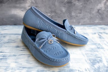 Zarif bir tarz için ince kurdeleli şirin kumaş ayakkabılar.