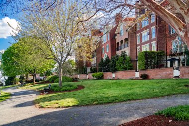 Annapolis, Maryland 'de peyzajı olan modern tuğla konak.