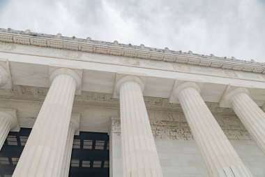 Temel mermer kolonlardan oluşan bir grup. Alt görünüm.