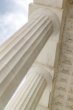 Temel mermer kolonlardan oluşan bir grup. Alt görünüm.