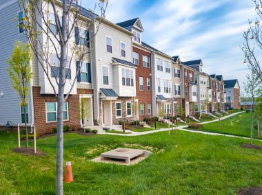 Leesburg, Virginia 'da üç katlı modern tuğla evler kompleksi..