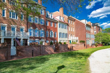 Annapolis MD 'nin rıhtım kenarındaki modern tuğla evler.