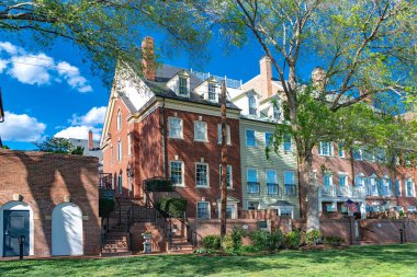 Annapolis 'te modern tuğla evler ve parlak yeşil çimlerle dolu yeni bir yerleşim yeri..