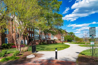 Annapolis 'te modern tuğla evler ve parlak yeşil çimlerle dolu yeni bir yerleşim yeri..