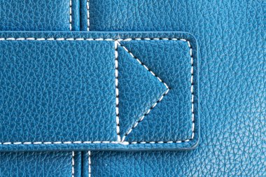 Askı takmak için deri çantanın üzerinde mavi deri bir bant var. Yakın plan..