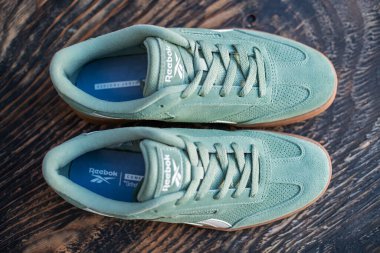 Gri arka planda Reebok turkuaz süet spor ayakkabılar, spor ayakkabılar, yaşam tarzı.