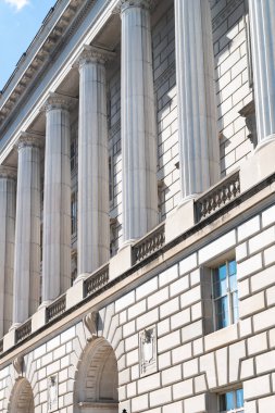 Simetrik beyaz sütunlu ön duvar.