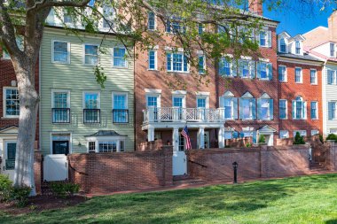 Annapolis rıhtım bölgesindeki modern üç katlı kasaba evleri..