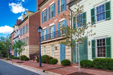 Yol boyunca üç katlı, modern tuğlalı evler olan bir kompleks..