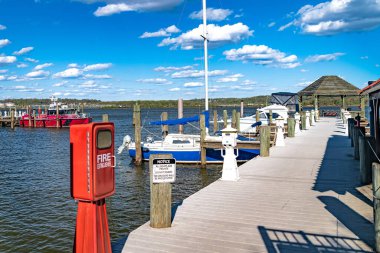 Maryland 'deki Annapolis Marina' ya demirlemiş tekne ve yatlara giden iskele yolunda yangın kalkanı..
