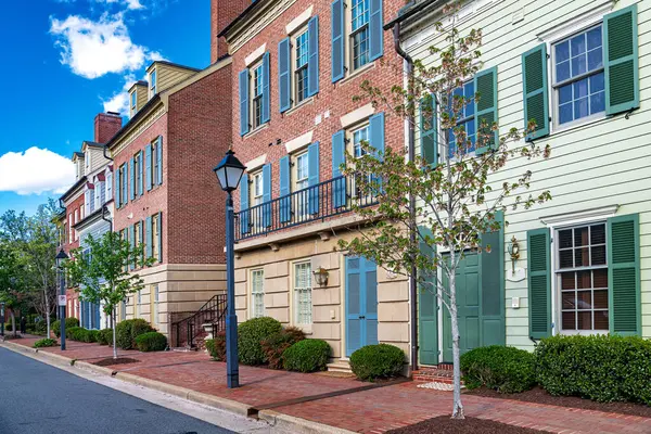 Yol boyunca üç katlı, modern tuğlalı evler olan bir kompleks..