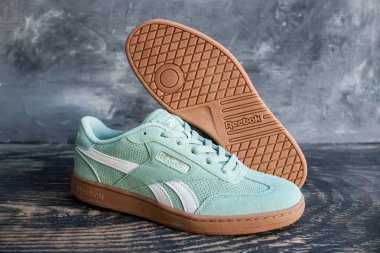 Gri arka planda bir çift Turkuaz Reebok Yumuşak Tabanlı Yürüme ve Koşan Ayakkabı.