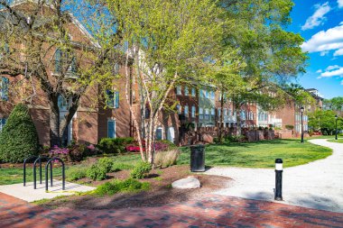 Modern tuğla evler, bir patika ve yeşil çimlerle dolu bir yerleşim yeri..