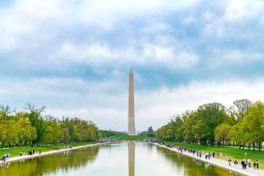 Washington Anıtı 'nın görüntüsü bir gölete yansıyor.
